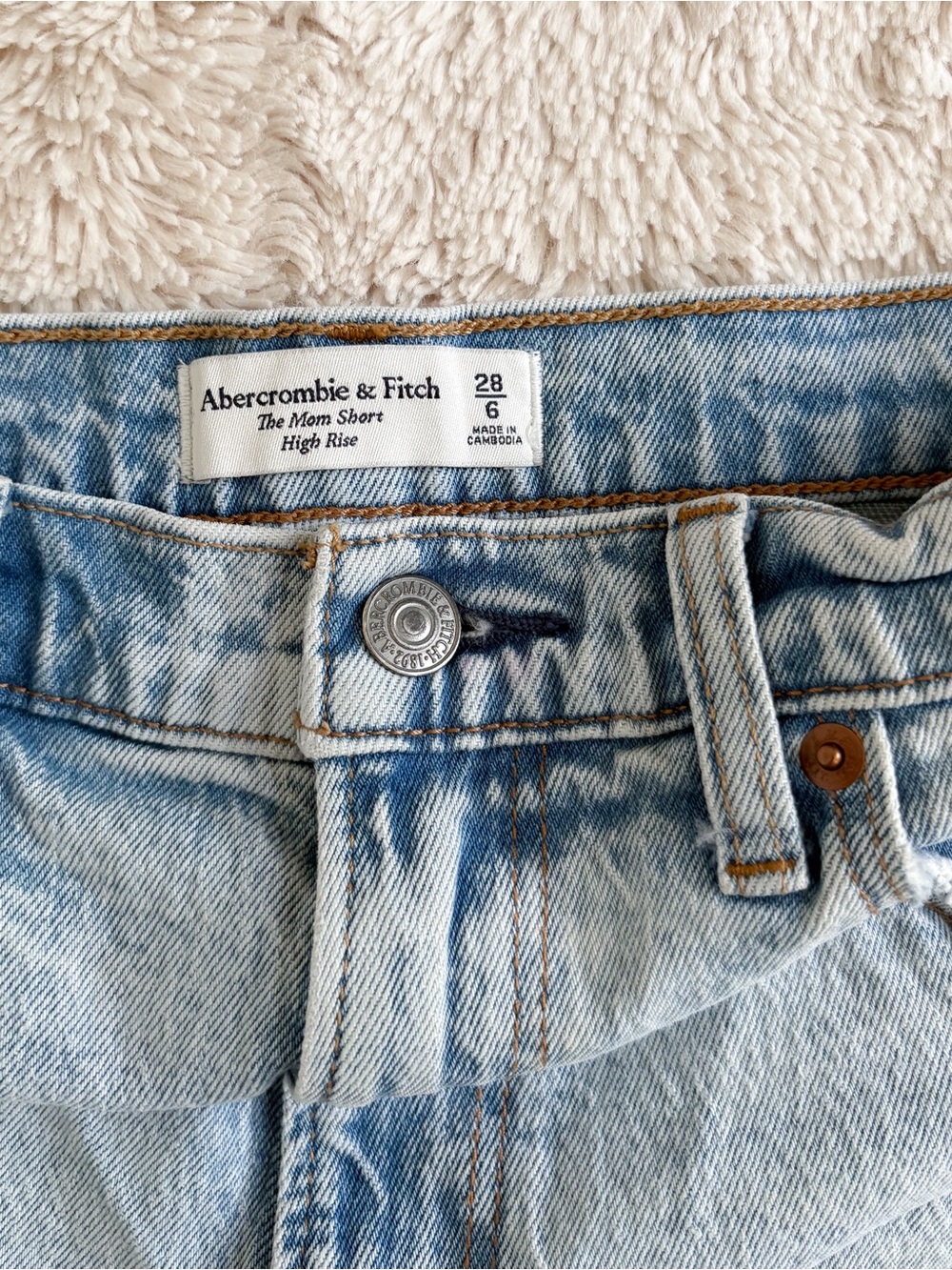 Abercrombie High Rise Mom Shorts Distressed Light Wash Denim Size 28 - Picture 2 of 5